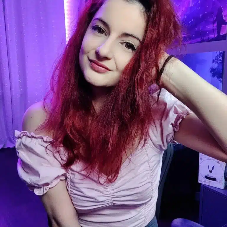 AnnieFuchsia in her streaming space